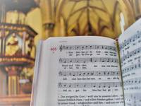 Quelle: Pfarrbriefservice, gotteslob_mit_hg_kirche_partenkirchen_2_by_florian_neuner_pfarrbriefservice
